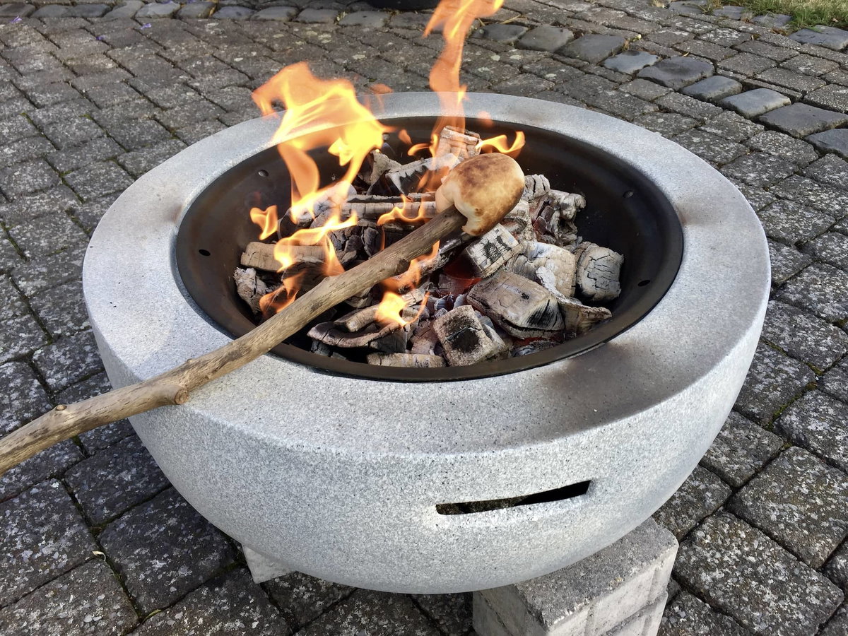 Stockbrot als Kinderbeschäftigung am Abend beim Camping