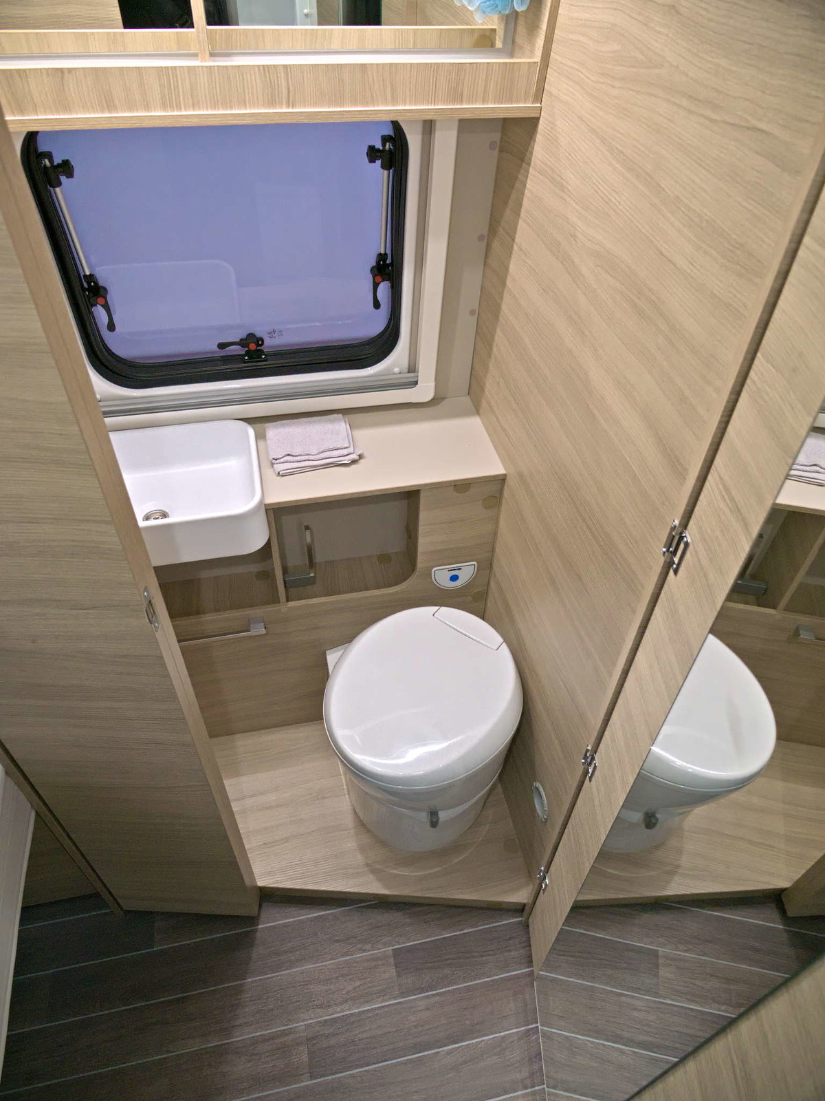 Forster Flip FV 599 VB5 (2025) Toilette Caravan Salon 2024