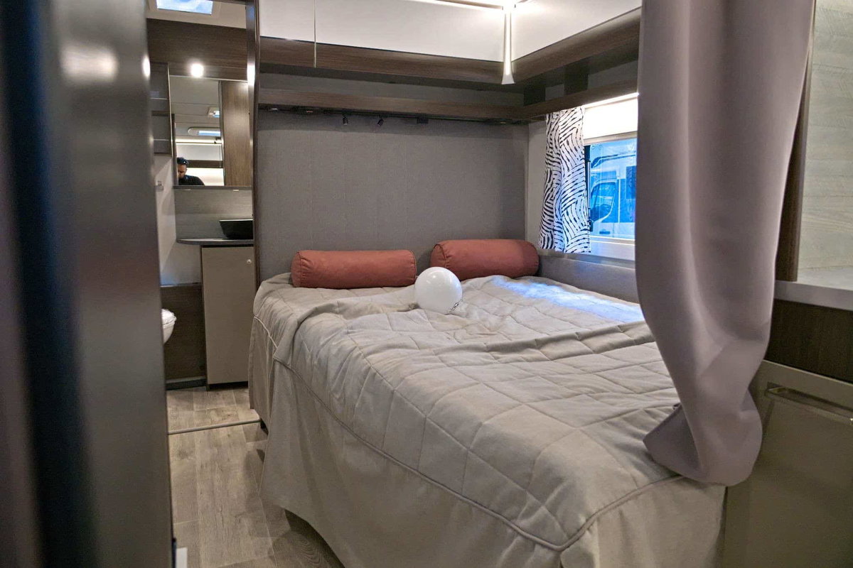 Polar Blueline 590 BFW (2025) Bett Caravan Salon 2024