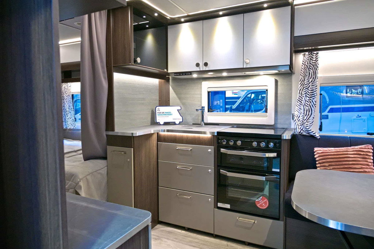 Polar Blueline 590 BFW (2025) Küche Caravan Salon 2024