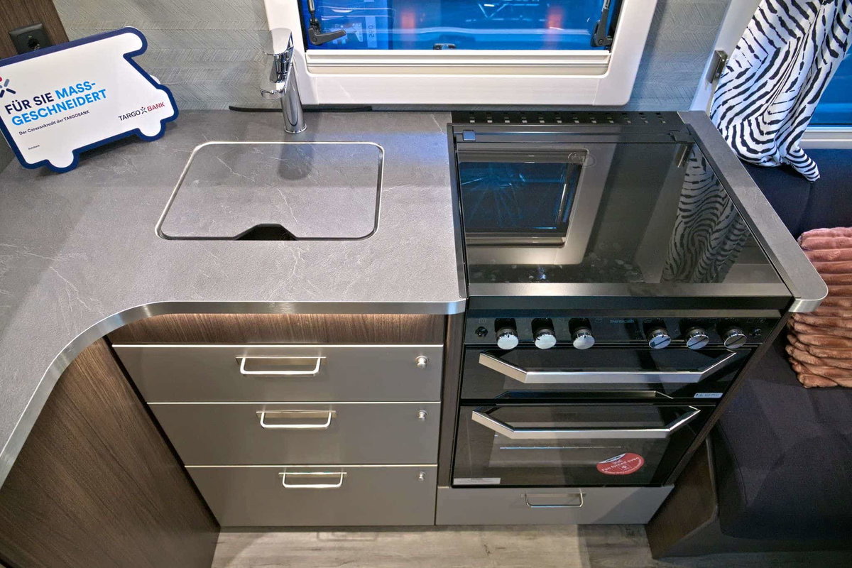 Polar Blueline 590 BFW (2025) Küche Caravan Salon 2024