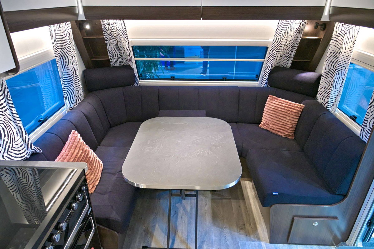 Polar Blueline 590 BFW (2025) Sitzgruppe Caravan Salon 2024