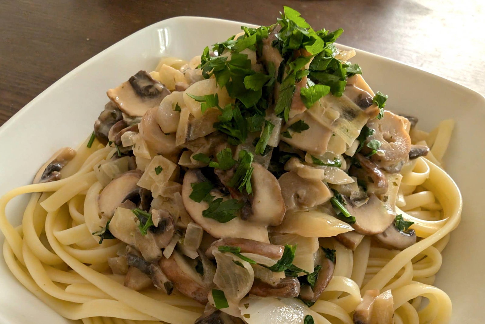 Pasta mit gebratenen Pilzen und Kräuter-Creme-Fraiche