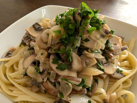 Pasta mit gebratenen Pilzen und Kräuter-Creme-Fraiche
