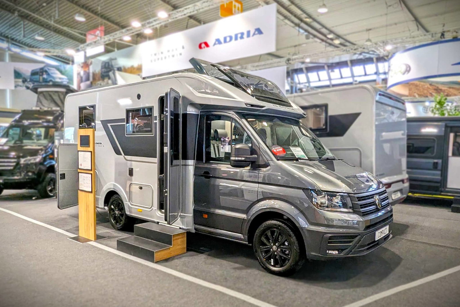 Adria Compact Max SL (2025) – Durchdachter Einzelbett-Grundriss auf VW Crafter Basis