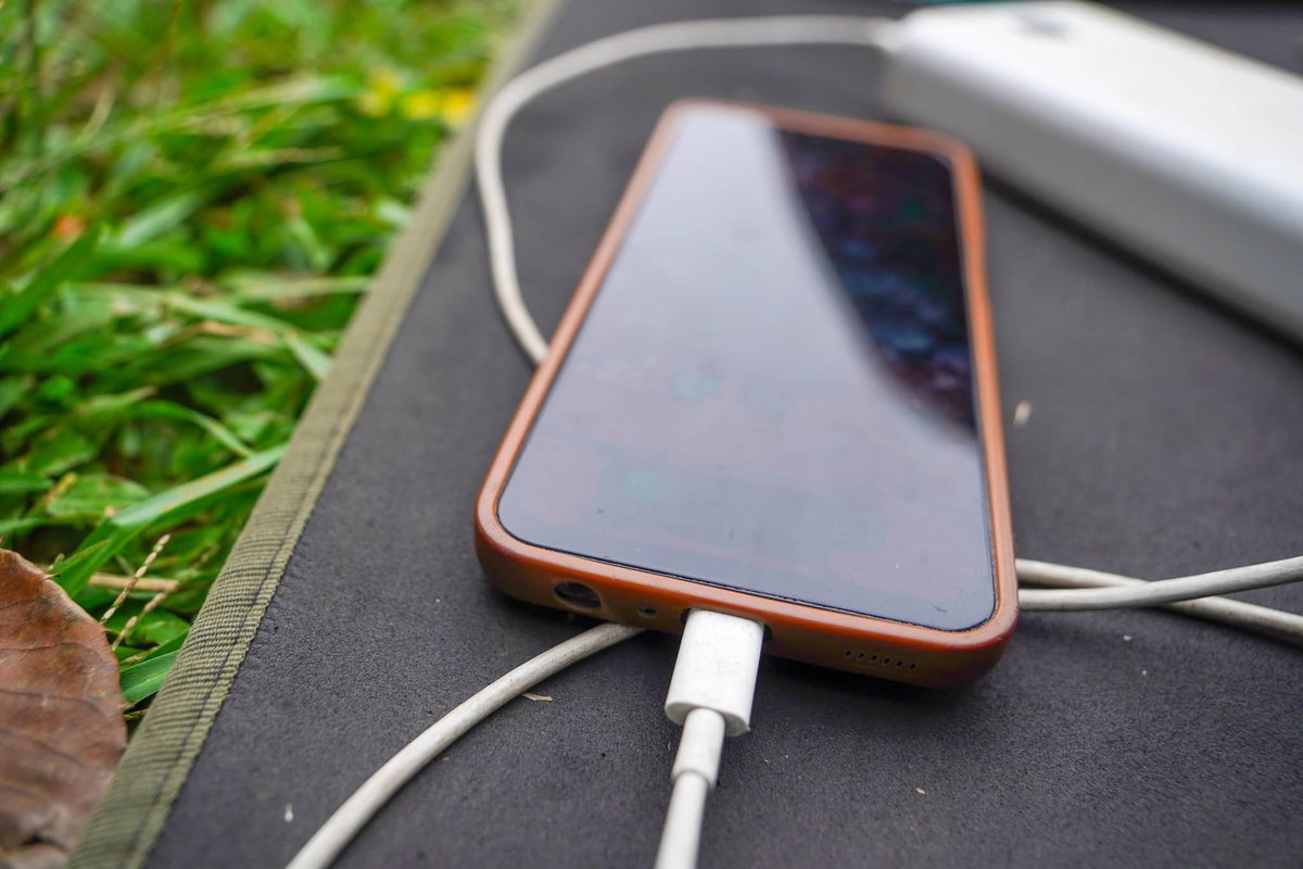 Smartphone laden beim Camping