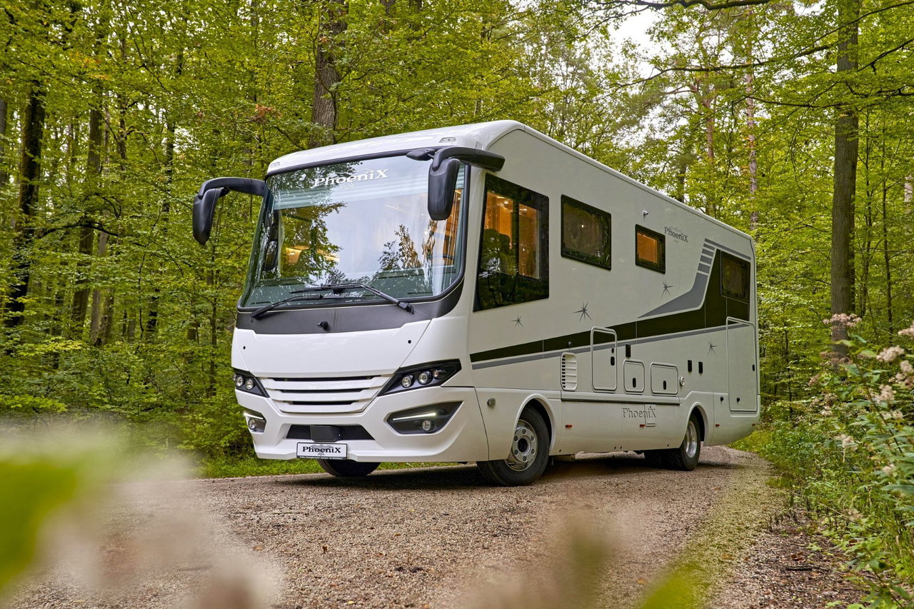 Innovatives Luxus-Reisemobil: Phoenix präsentiert den Top-Liner 9000 BMLX