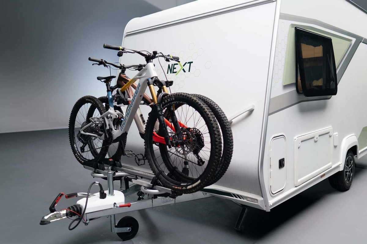 Next 380 mit Deichsel-Fahrradträger