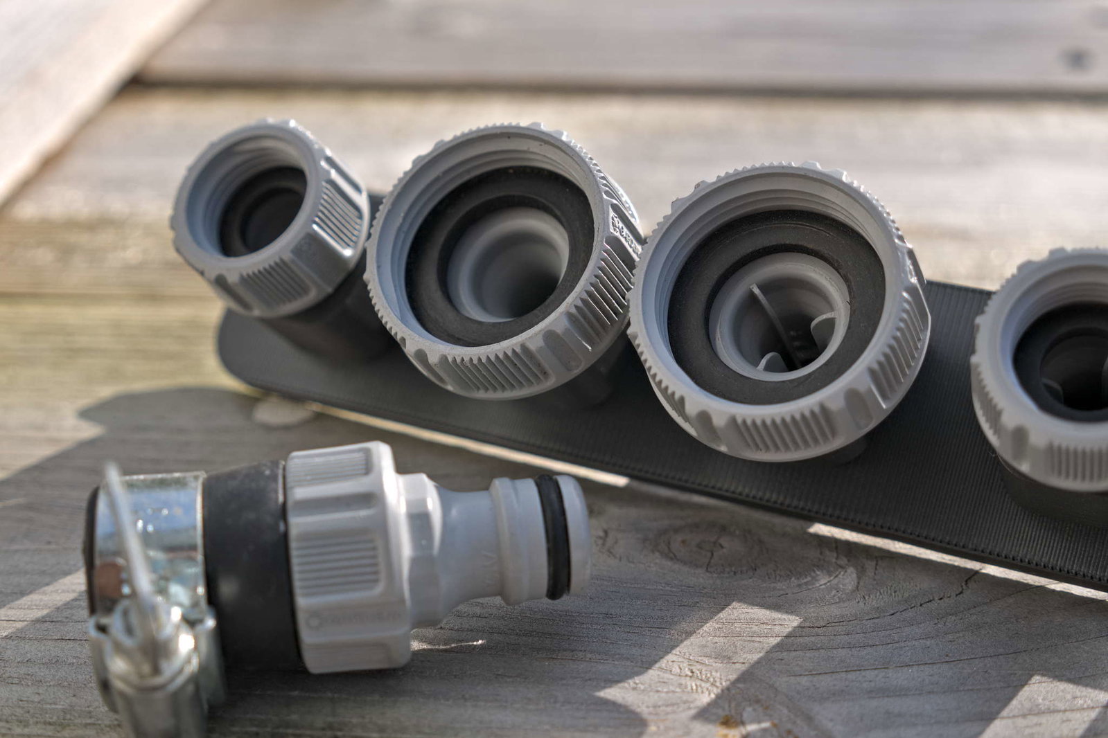 Mehr Ordnung beim Camping: Mit dieser Halterung hast du deine Wasserschlauch-Adapter immer griffbereit - jetzt 15% sparen!