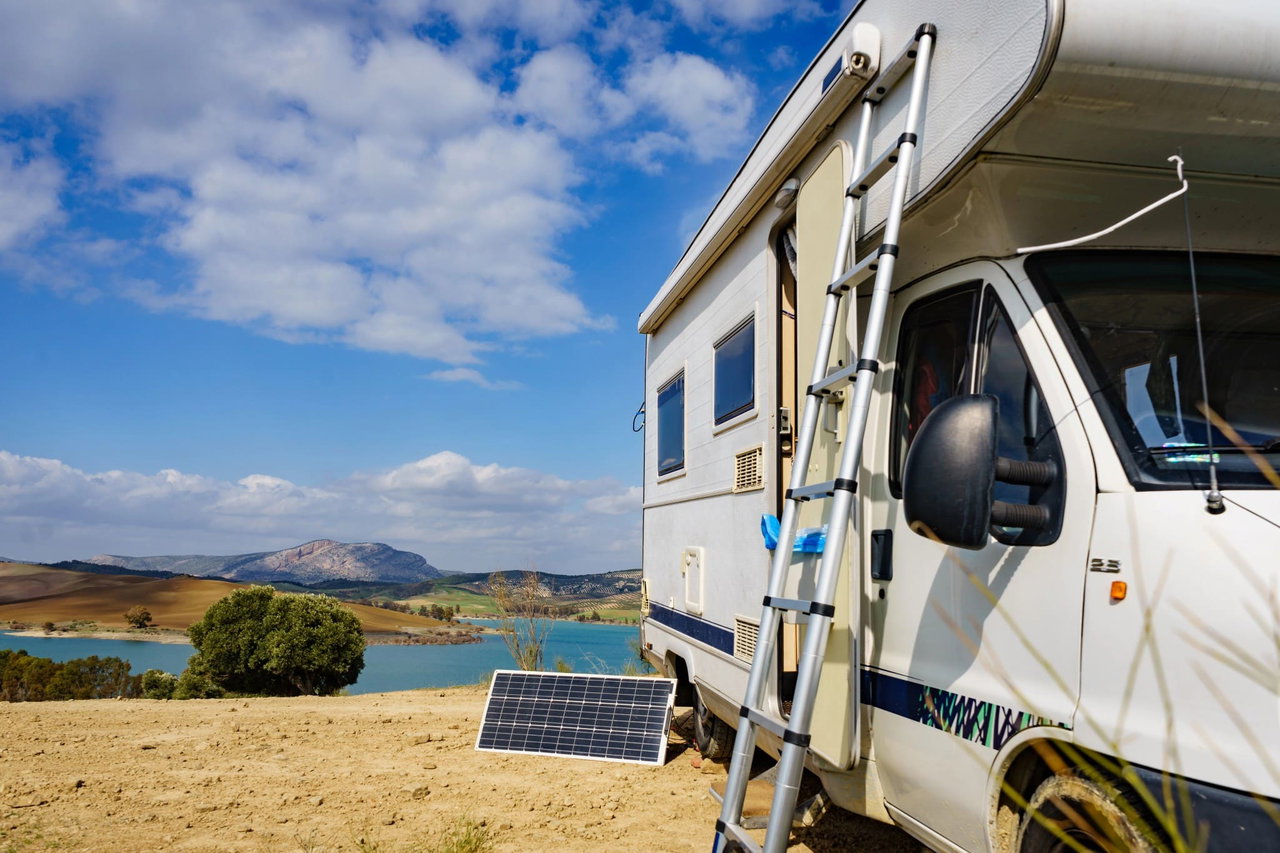 Teleskopleiter im Angebot bei CampingWagner - Leiter an Wohnmobil