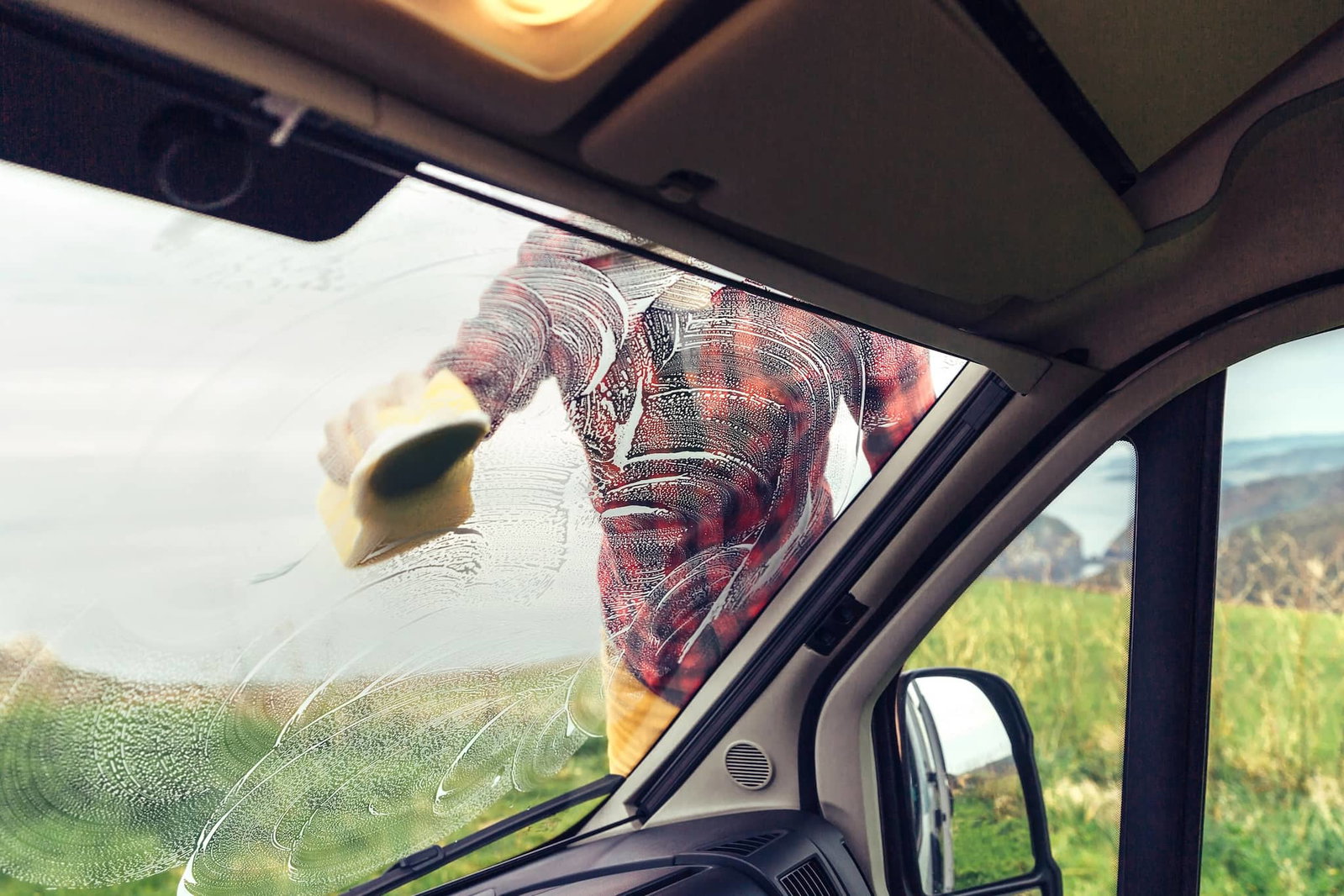 Frühjahrscheck: So holst du deinen Camper aus dem Winterschlaf (mit kostenloser Checkliste)