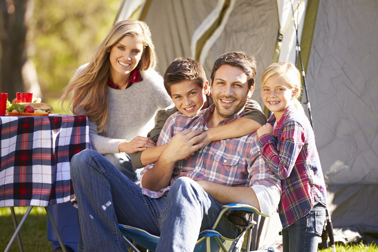 Familie beim Camping: Geschenke zum Vatertag für Camper