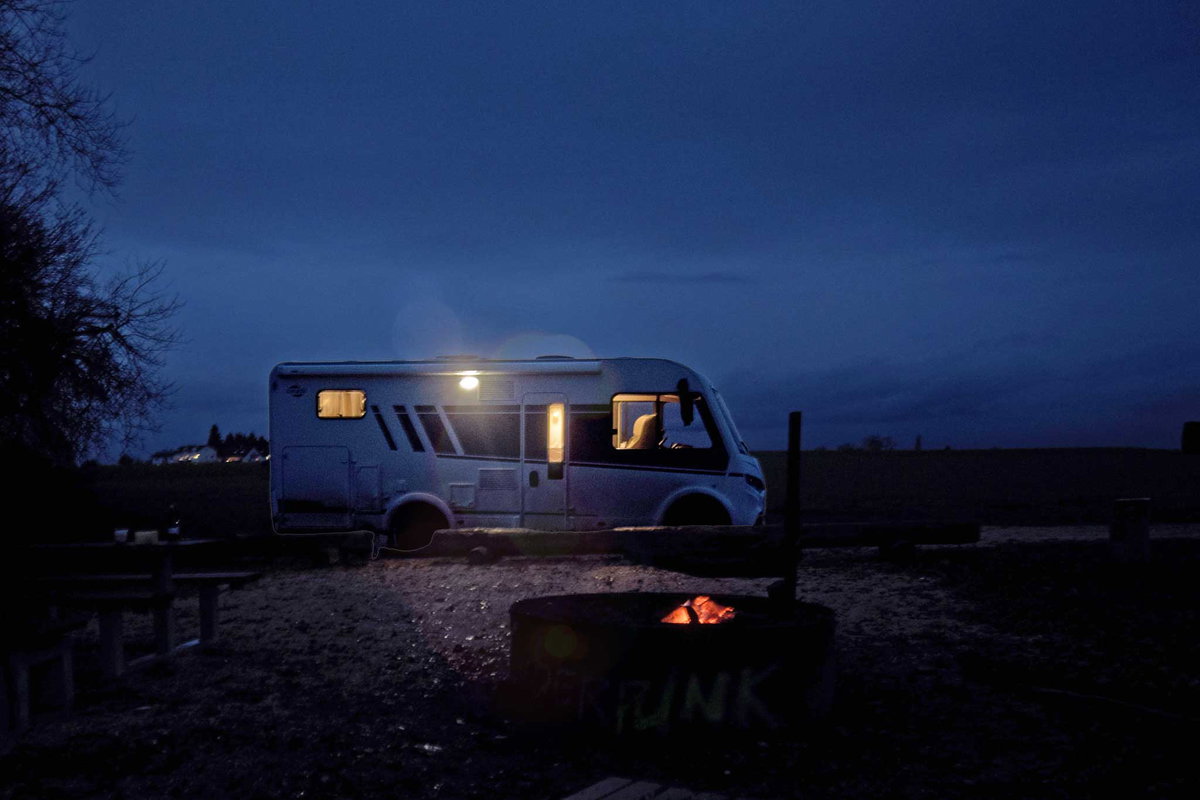 Wohnmobil in der Nacht
