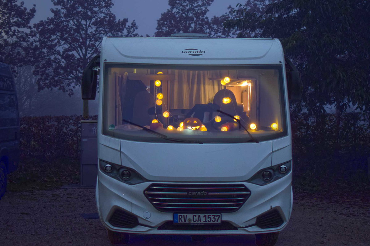 Carado I338 mit Halloween-Deko