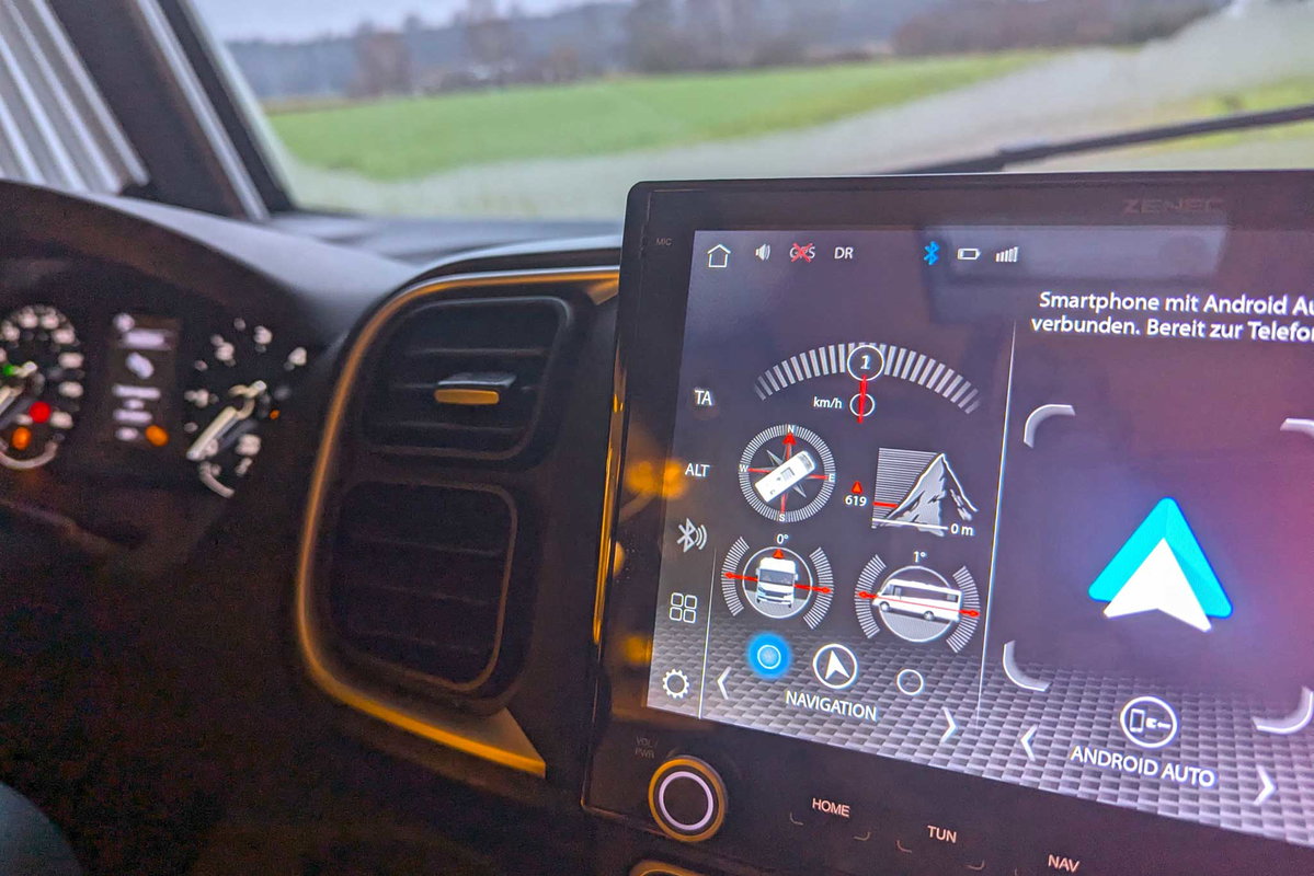 Multimedia-Einheit mit Navigation im Fiat Ducato
