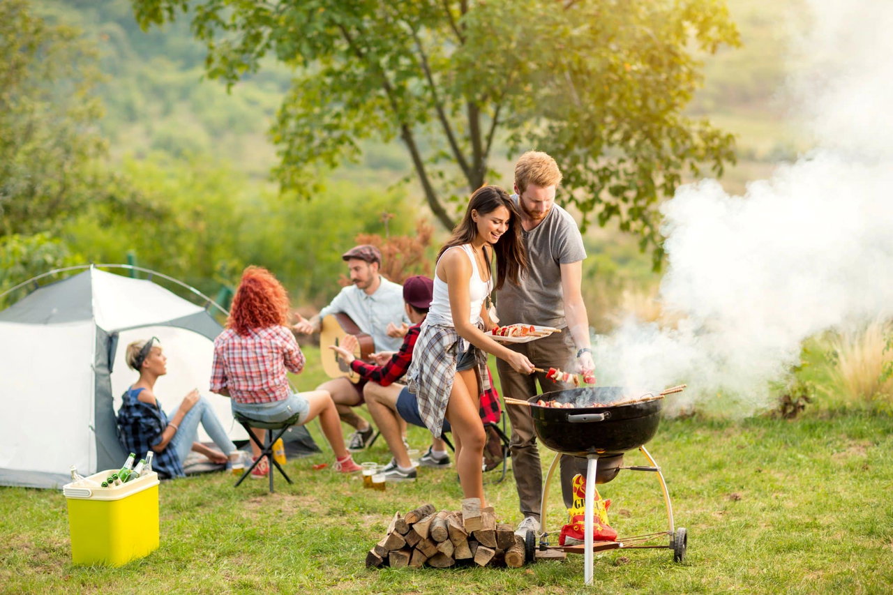 Grillen in der Natur beim Camping