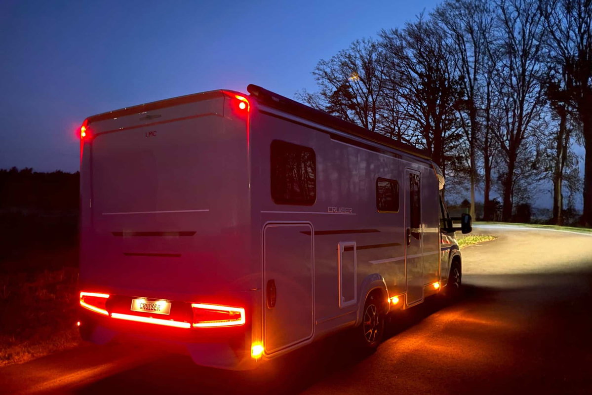 LMC Cruiser T740EL (2026) - Außenansicht bei Nacht