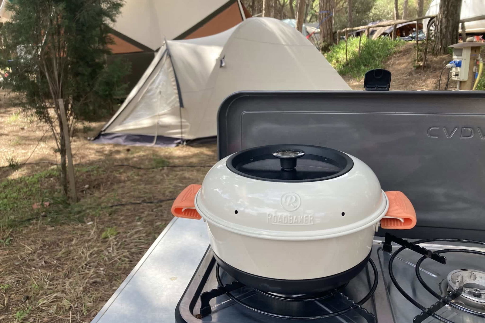 RoadBaker im Test: Der mobile Campingbackofen mit Glasdeckel – unsere Erfahrungen