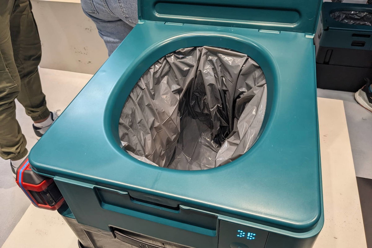 Clesana X1 auf dem Caravan Salon 2025 - Ansicht der Toilette von oben