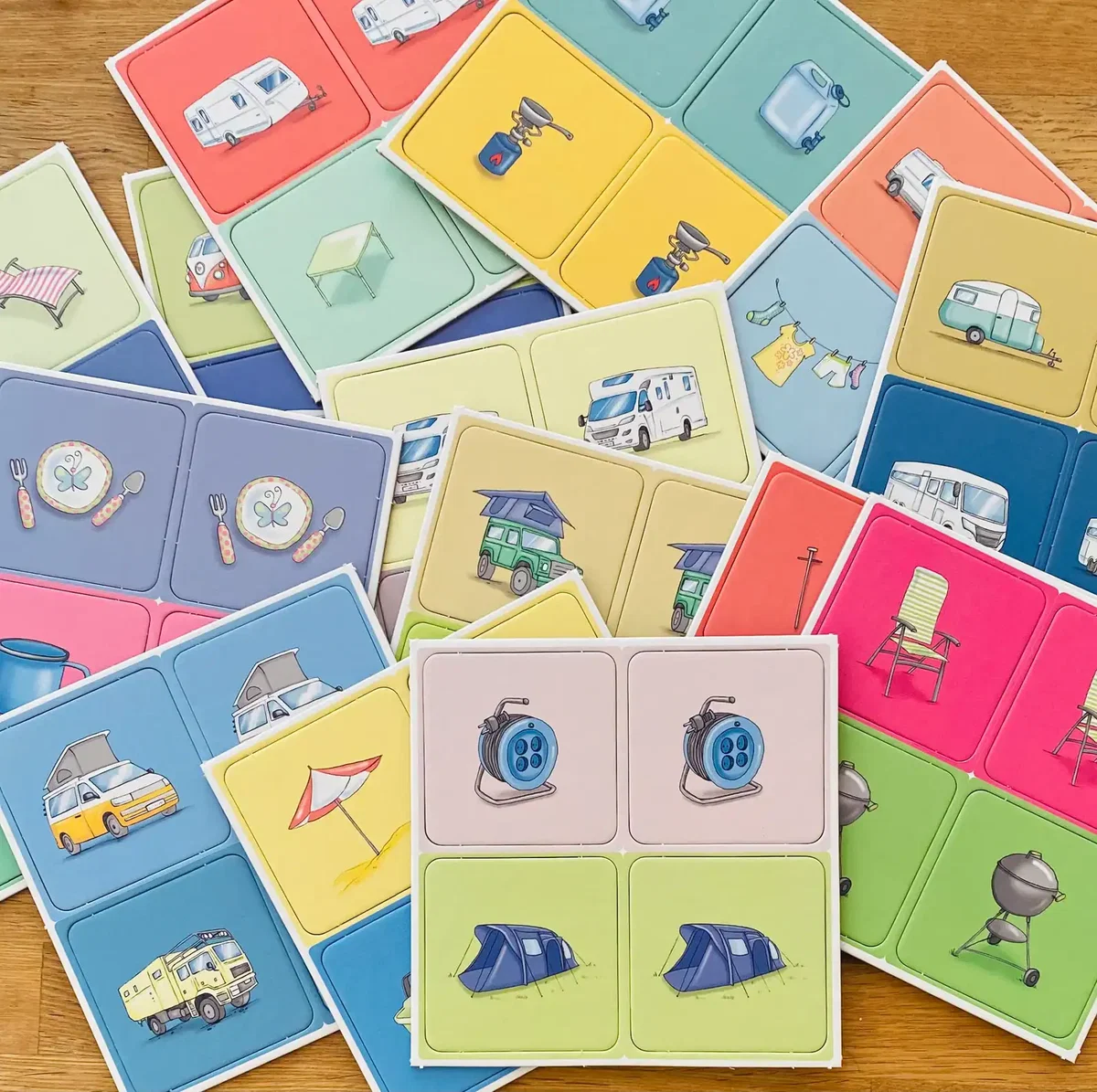 Bunte Camping Spielkarten mit Bildern von Zelten, Autos und Campingzubehör für Kinder. Perfekt für Spielen im Freien und Campingabenteuer.