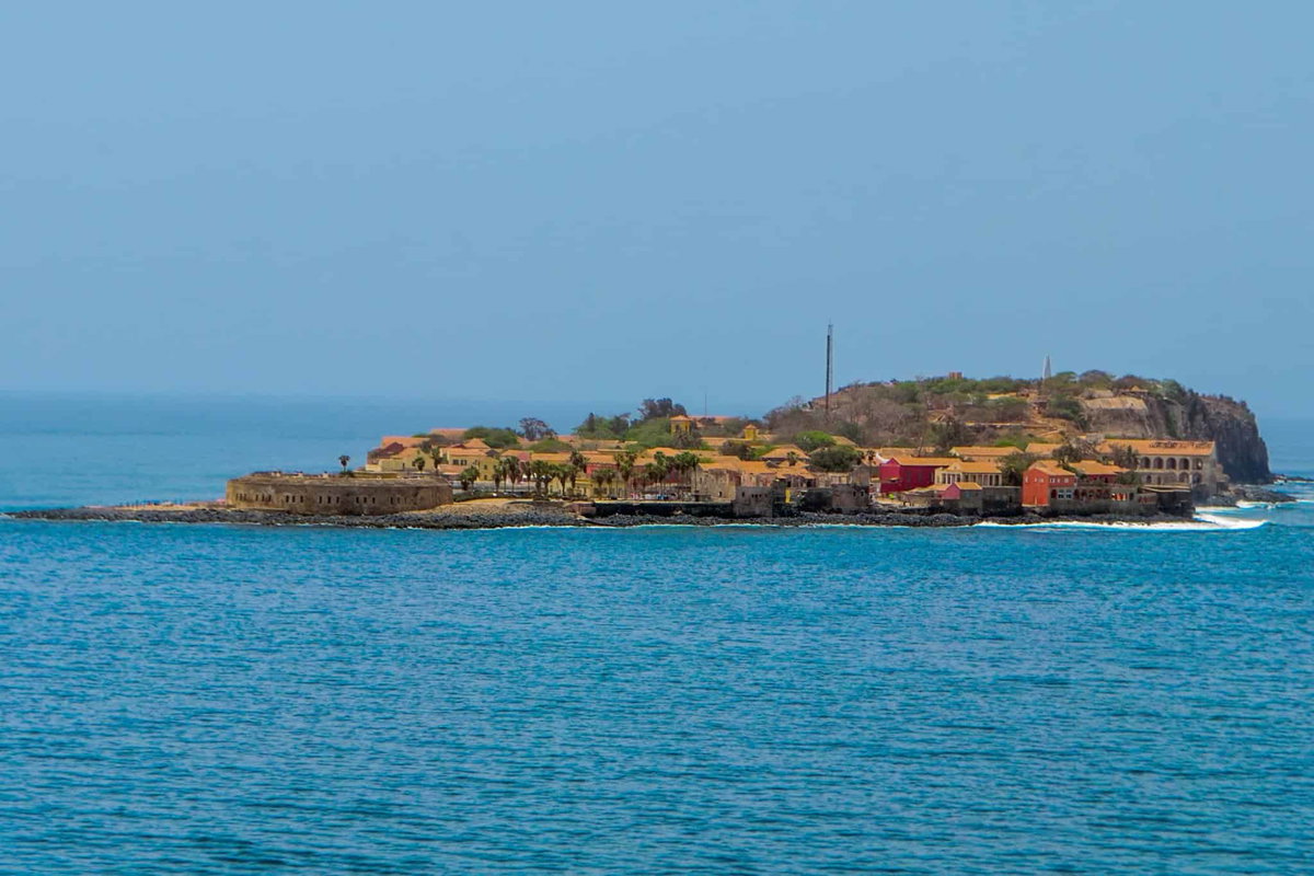Bunte Insel vor dem blauen Wasser, ideal für Camper, Urlauber, Naturliebhaber und Wassersportfans.
