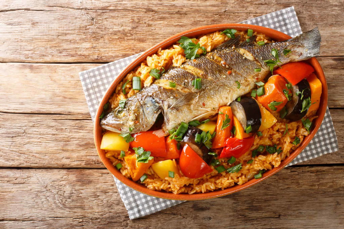 Frischer Fisch mit buntem Gemüse und Reis, perfekt für Campingküche, leicht zubereitet.