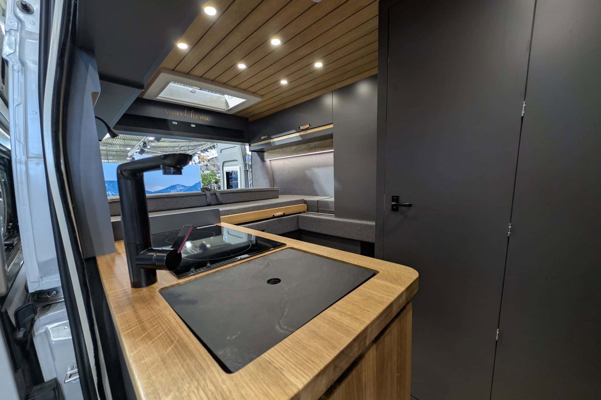 Affinity Freedo 541 LT auf der CMT 2026 - Blick nach Innen durch die Seitentür. Küche, Tür zum Bad und Bett