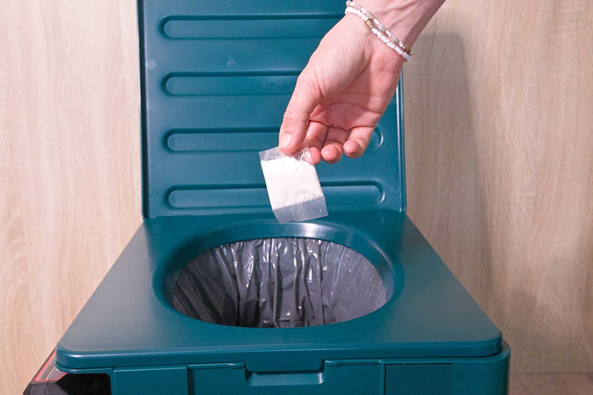 Clesana X1 im Test: Absorber-Sachet über der mobilen Verschweißtoilette