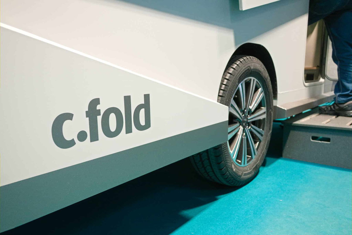 Dethleffs c.fold auf der CMT 2026 - Logo an der Seite