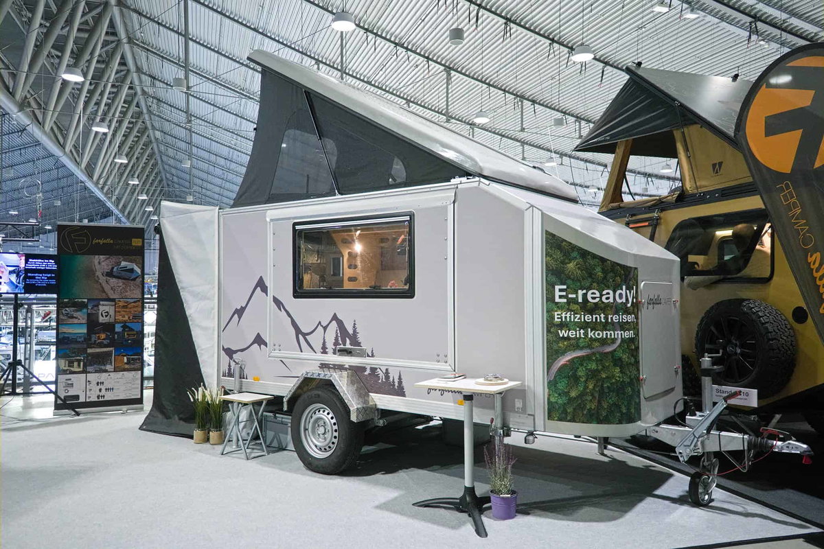 farfalla flip up auf der CMT 2026 - Seitenansicht mit geschlossener Seitenklappe und Aerokeil