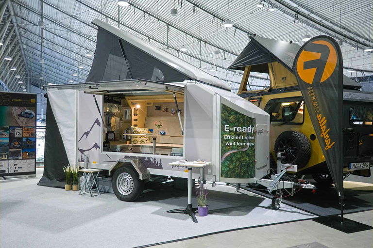 Kompaktes Platzwunder: Dieser aerodynamische Mini-Wohnwagen versteckt zwei Doppelbetten