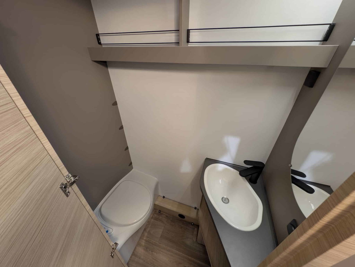Fendt NEXT 381 auf der CMT 2026 - Bad mit Toilette und Waschbecken