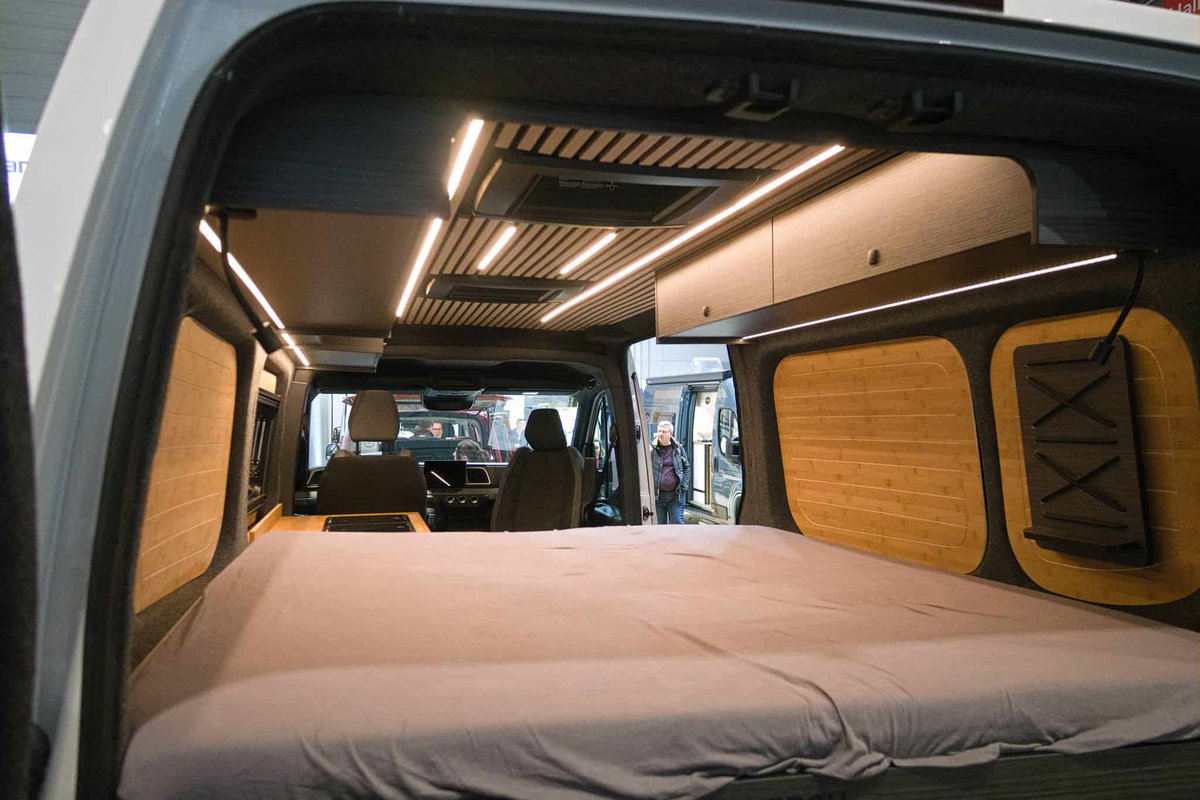 Nissan Interstar Eifelland auf der CMT 2026 - Heckbett mit Blick in den Wohnbereich