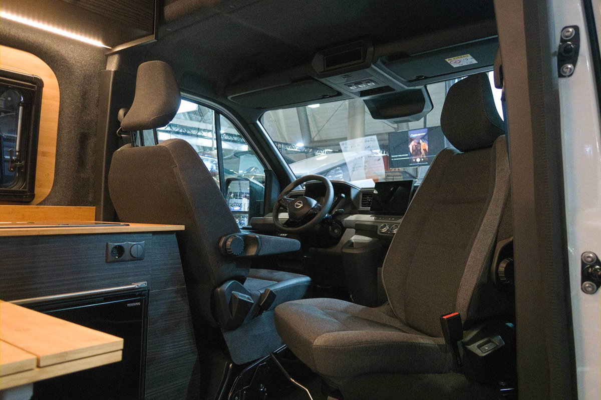 Nissan Interstar Eifelland auf der CMT 2026 - Innenansicht: Fahrerkabine mit drehbarem Beifahrersitz