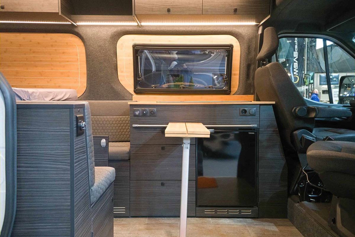 Nissan Interstar Eifelland auf der CMT 2026 - Innenansicht: Fahrerkabine, Küchenmodul und Wandschränke