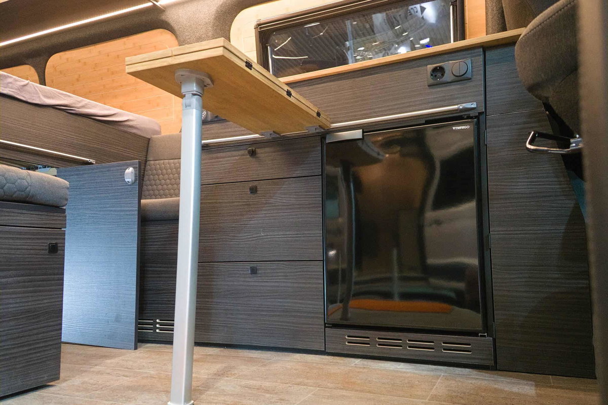 Nissan Interstar Eifelland auf der CMT 2026 - Küchenblock mit Kühlschrank und Arbeitsfläche