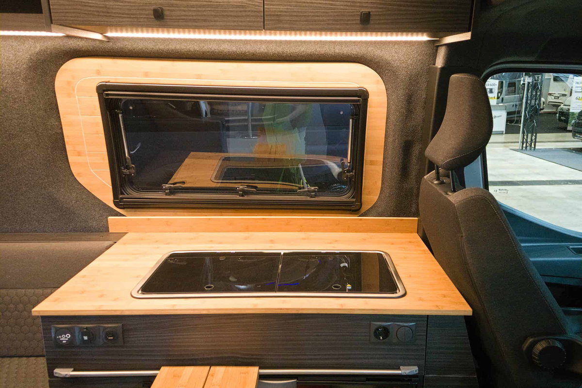 Nissan Interstar Eifelland auf der CMT 2026 - Küchenblock