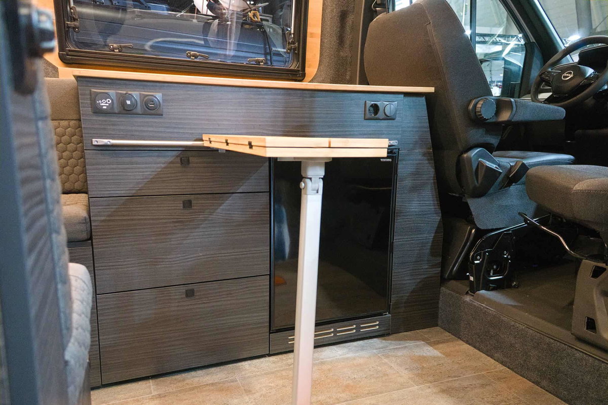 Nissan Interstar Eifelland auf der CMT 2026 - Innenansicht: Küchenblock mit verstellbarem Tisch