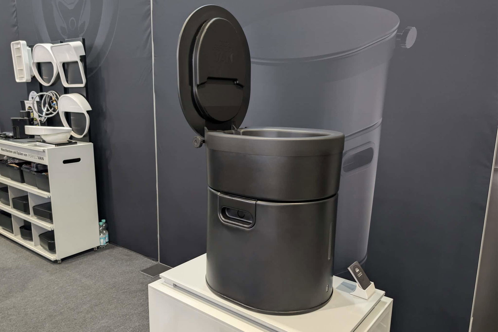 Kein Wasser, keine Chemie, kein Einbau: Ist das die ultimative Camping-Toilette?