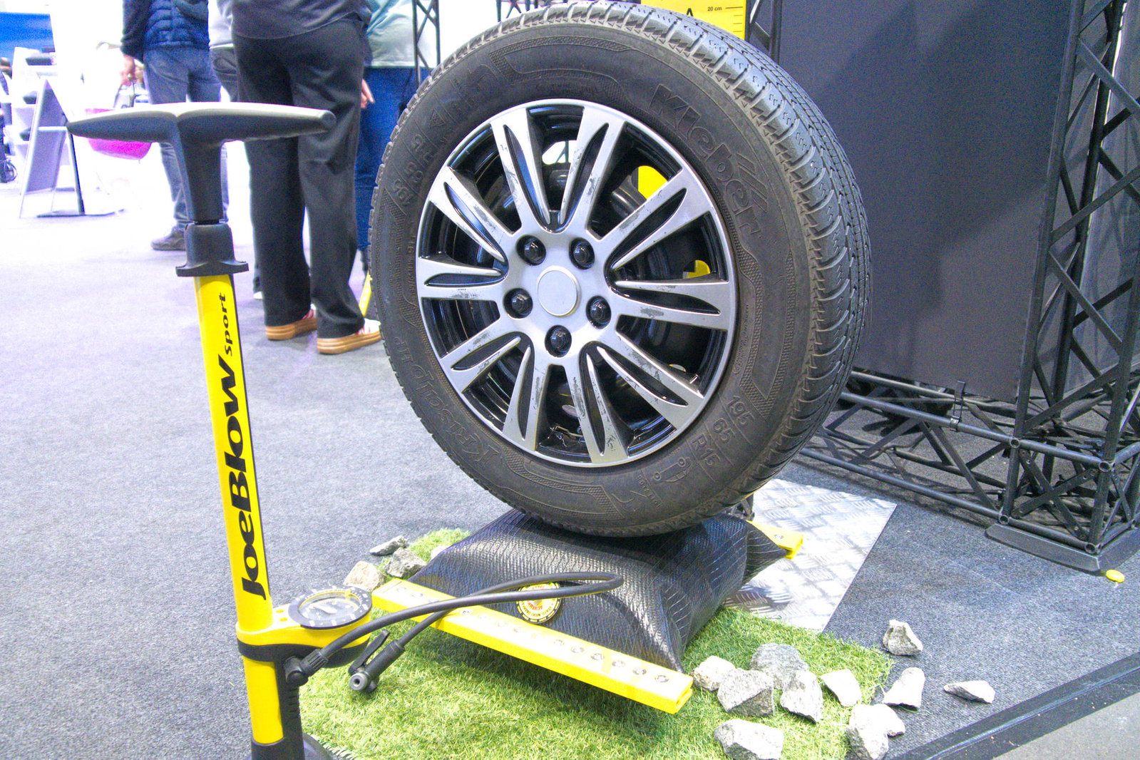Schluss mit Rangier-Stress: EMUK Air-Lift - Die smarte Alternative zum klobigen Auffahrkeil
