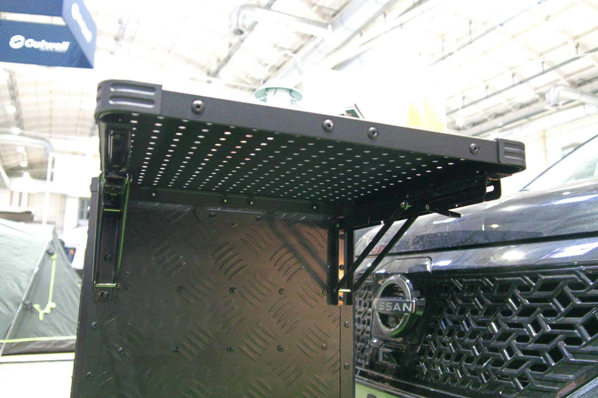 Naturbummler CompactCook+ 2.0 Campingküche auf der REISEN & CARAVANING Hamburg 2026 - Seitenablage
