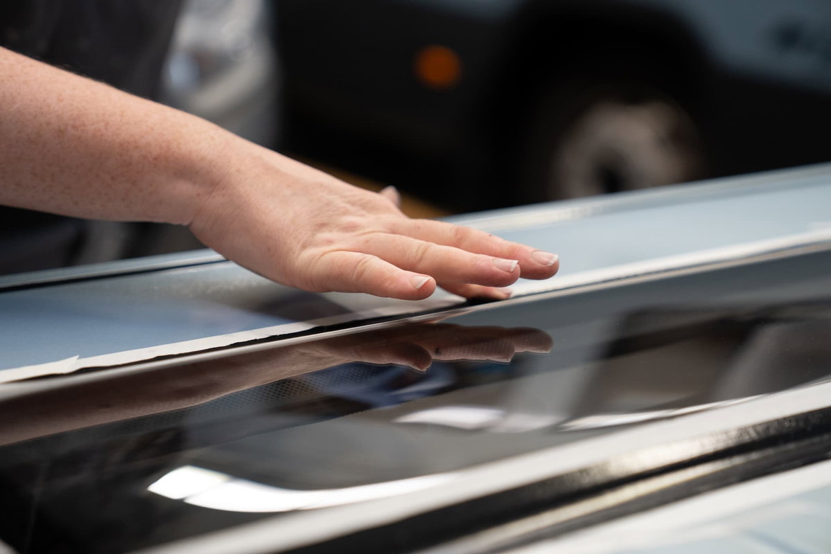 Ob Kleben oder Dichten am Wohnmobil und Wohnwagen – Dekasyl MS-6 zeichnet sich durch starke Haftung bei gleichzeitig unschlagbarer Elastizität aus.