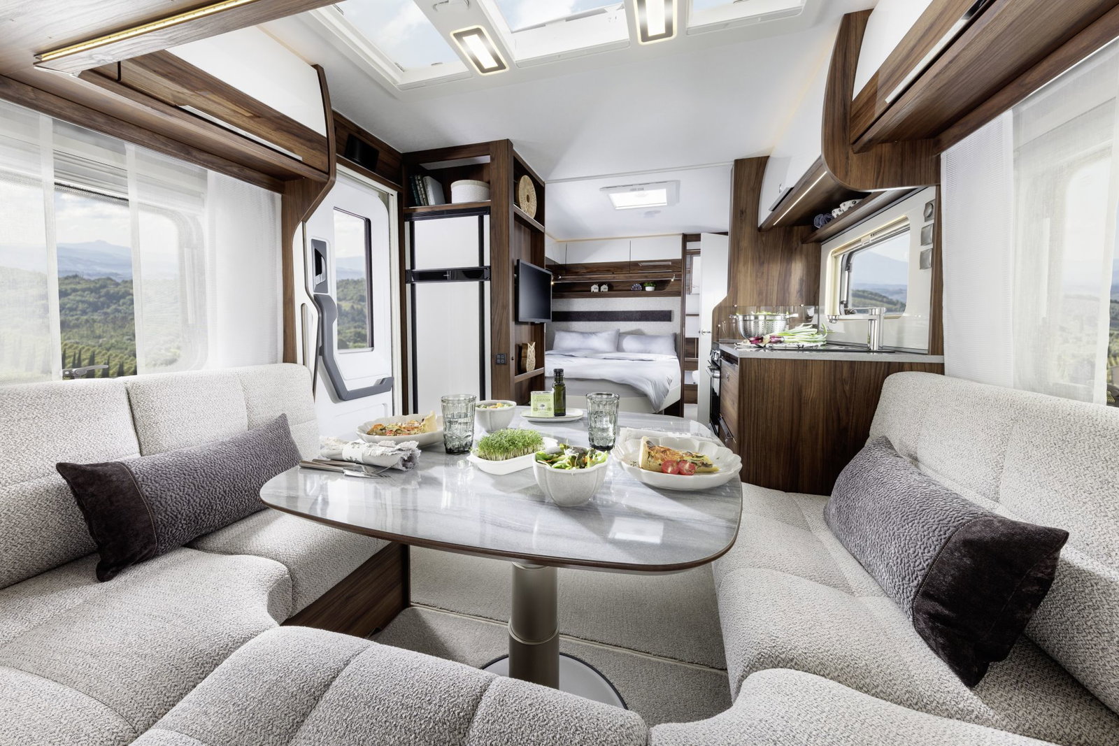 Mit Warmwasser-Heizung und XXL-Kühlschrank: Dieser Wohnwagen fühlt sich an wie eine Luxuswohnung