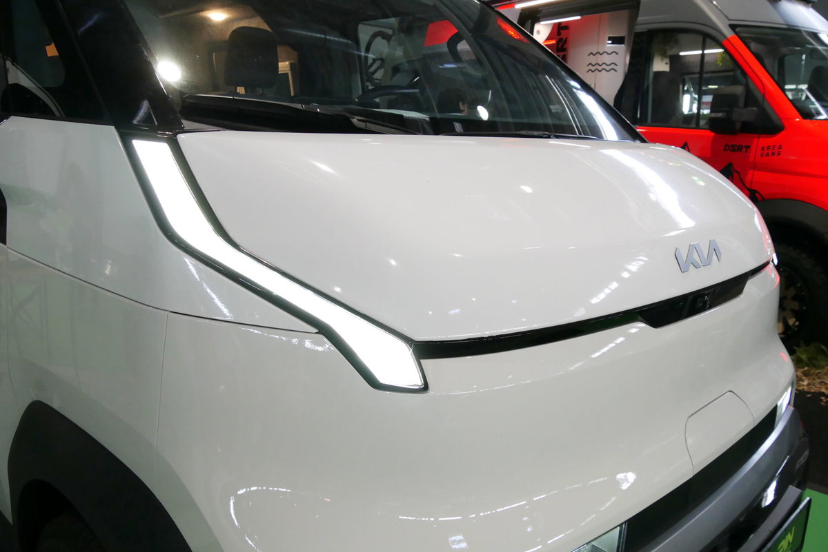 Alpincamper auf der caravan live 2026: Front des Kia PV5.