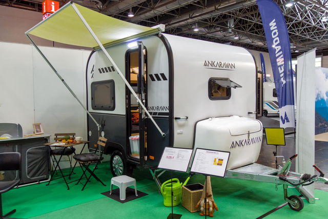 2,70 Meter mit Dusche, Toilette und 3 Schlafplätzen: Dieser Mikro-Caravan ist ein echtes Raumwunder
