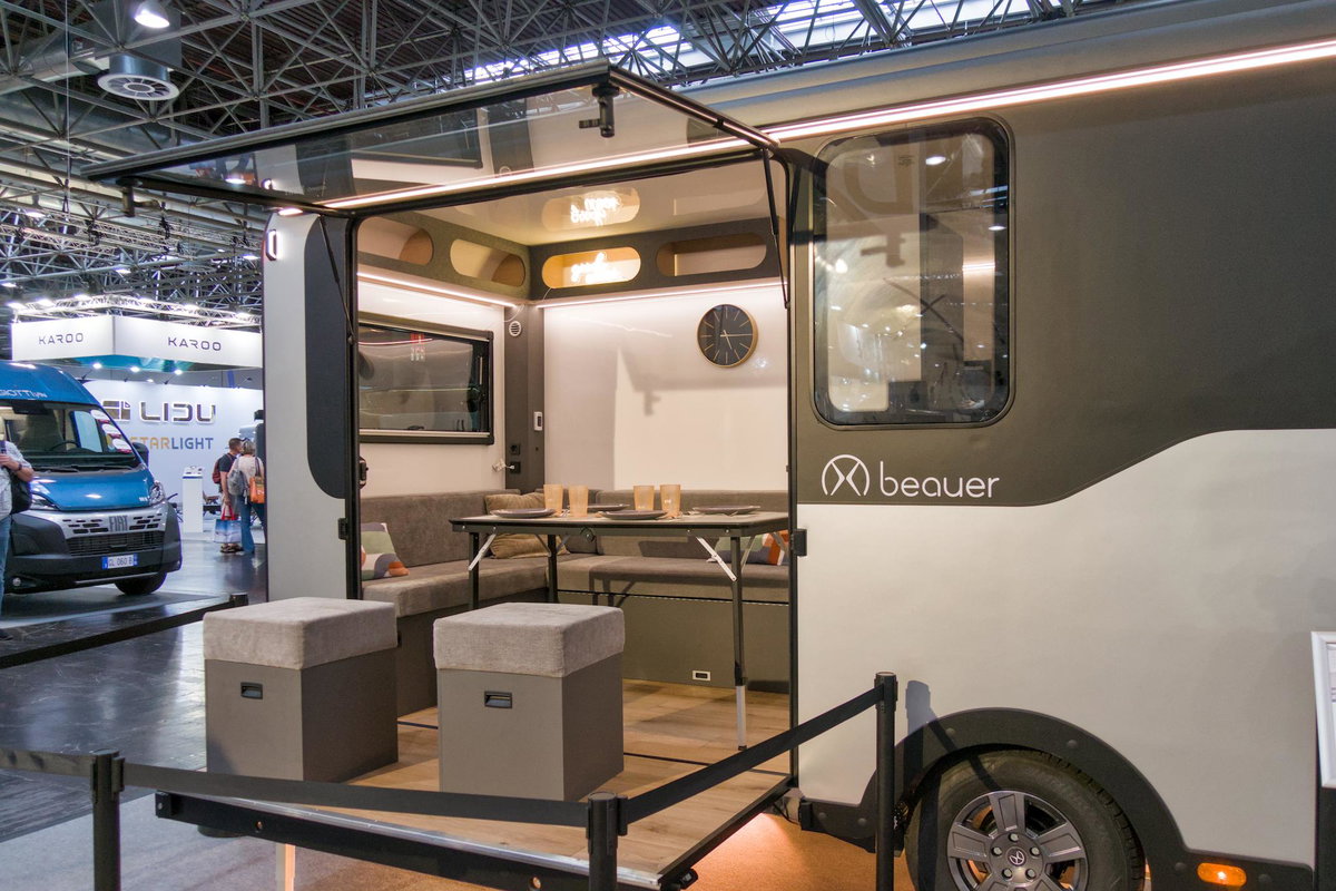 Beauer X6 auf dem Caravan Salon 2026: Sitzbereich.