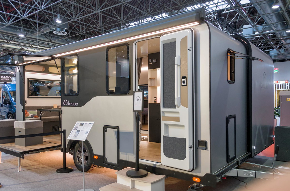 Beauer X6 auf dem Caravan Salon 2026: Seitenansicht.