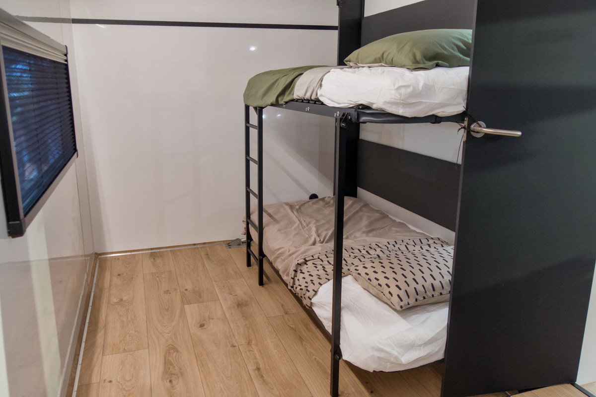 Beauer X6 auf dem Caravan Salon 2026: Etagenbett im Schlafbereich.