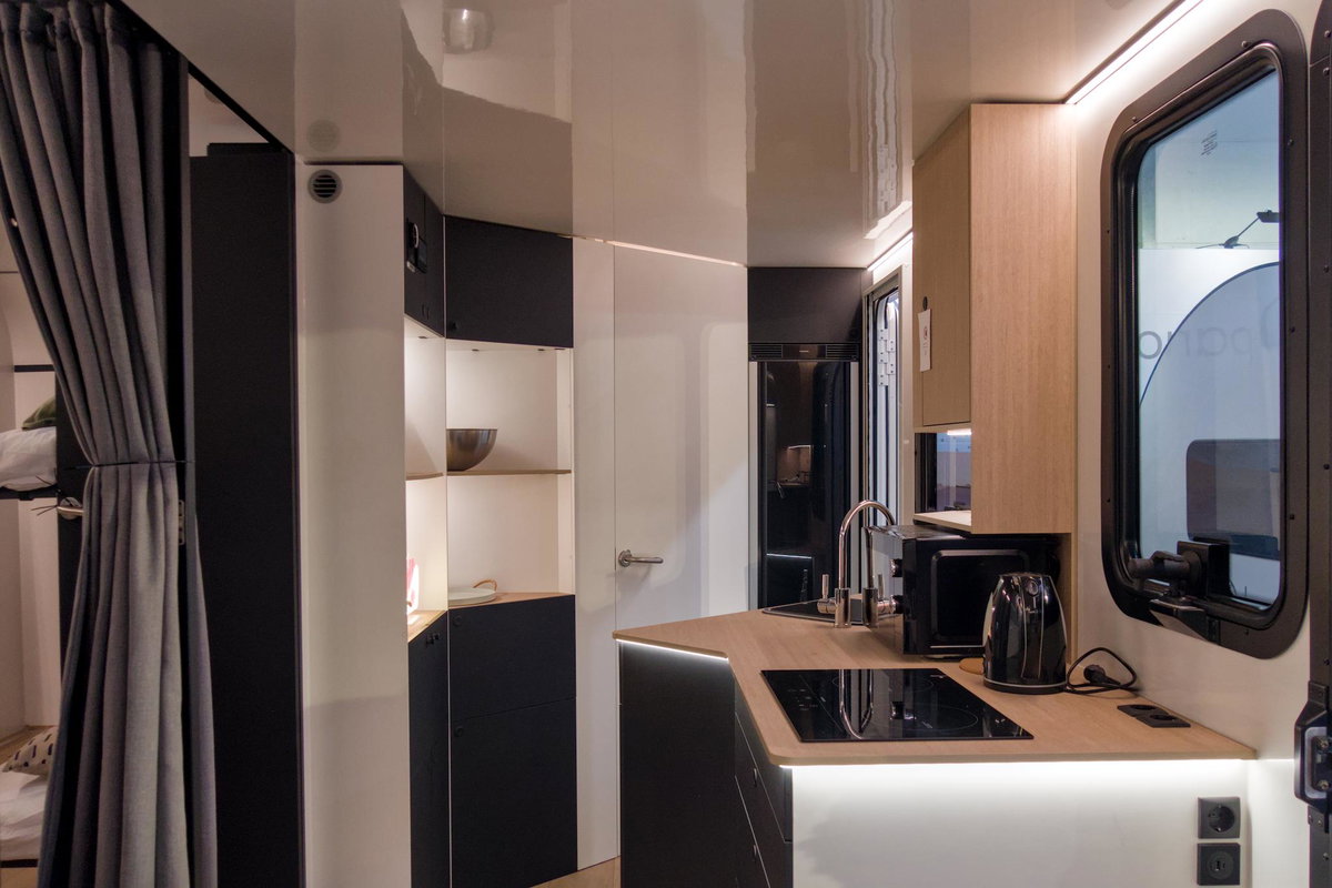 Beauer X6 auf dem Caravan Salon 2026: Küche und Innenraum.