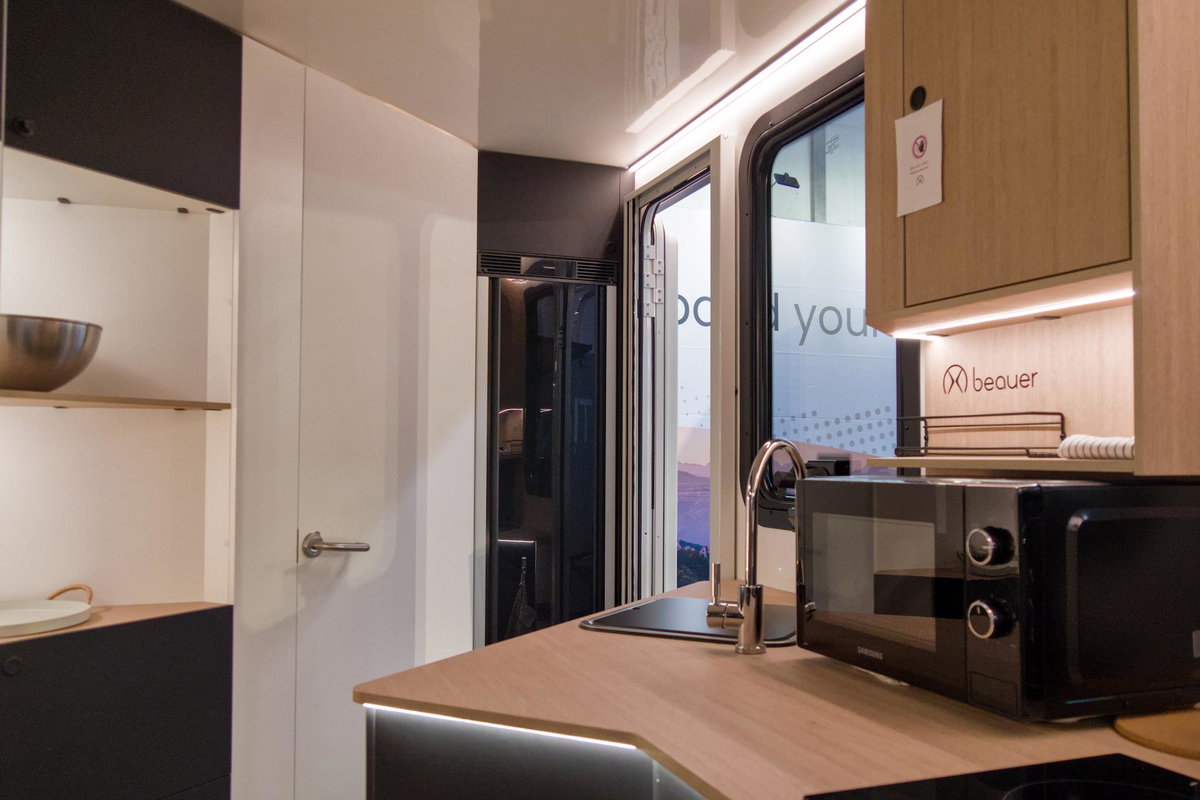 Beauer X6 auf dem Caravan Salon 2026: Küche und Innenraum.